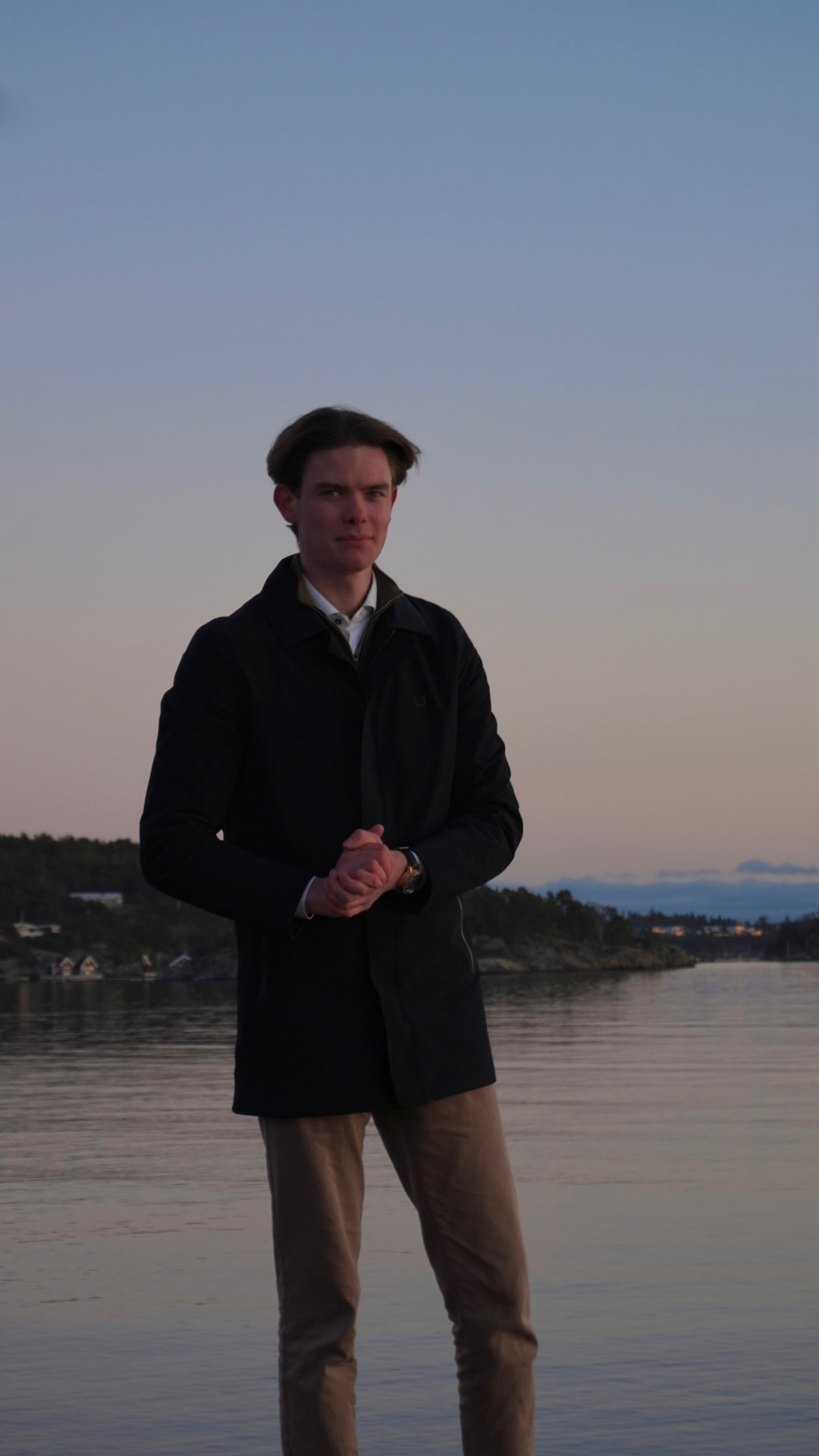 Simen Dyrsand ved sjøen i kveldslys
